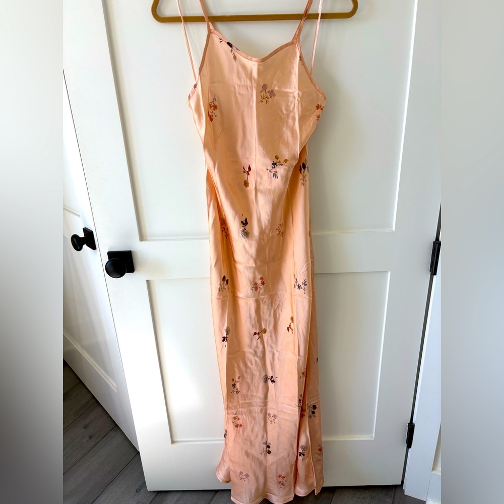 RESA NWT Vida dress in peach floral . Long maxi dress